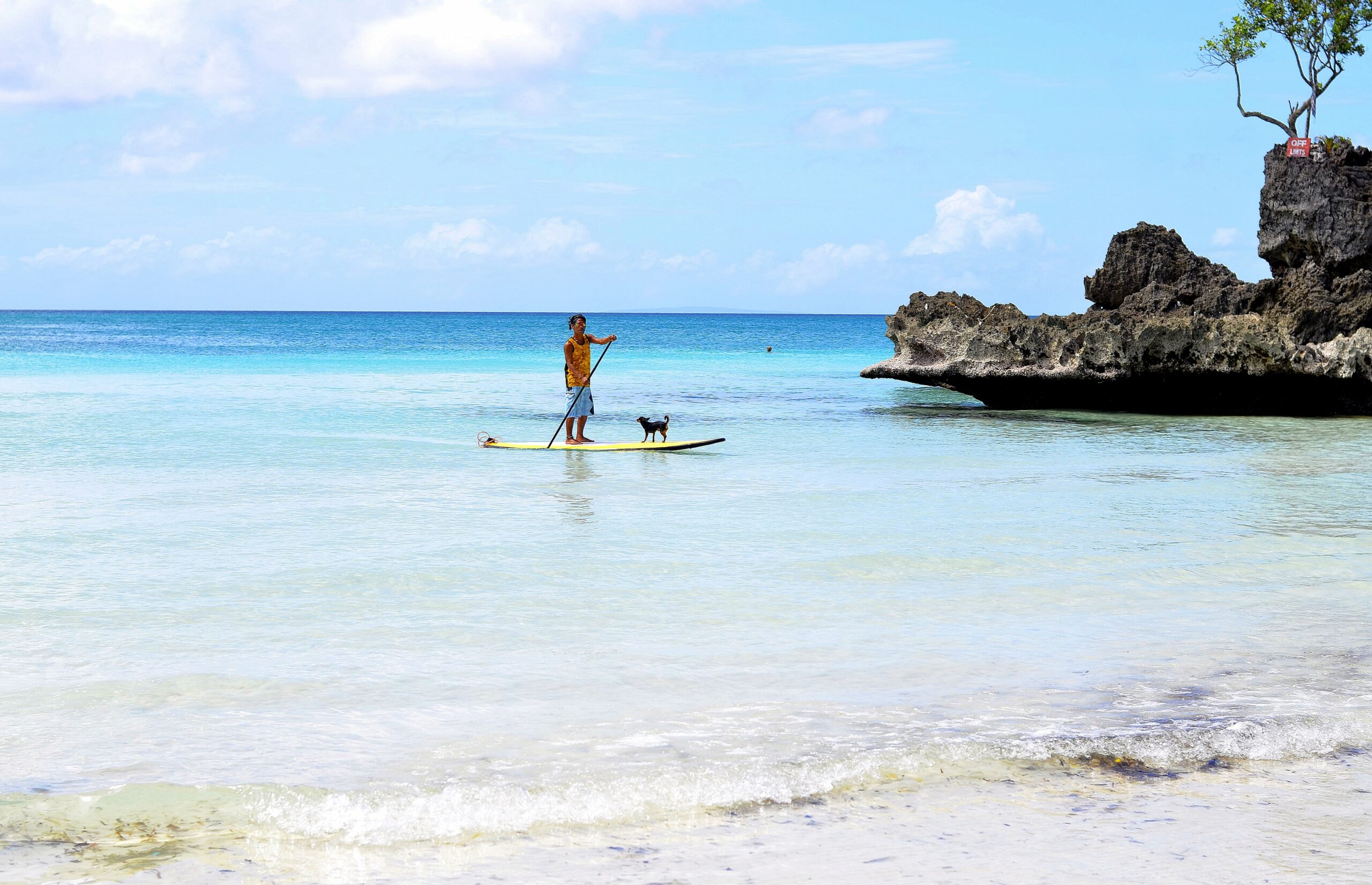 Faire du paddle board sur les eaux des Exumas aux Bahamas