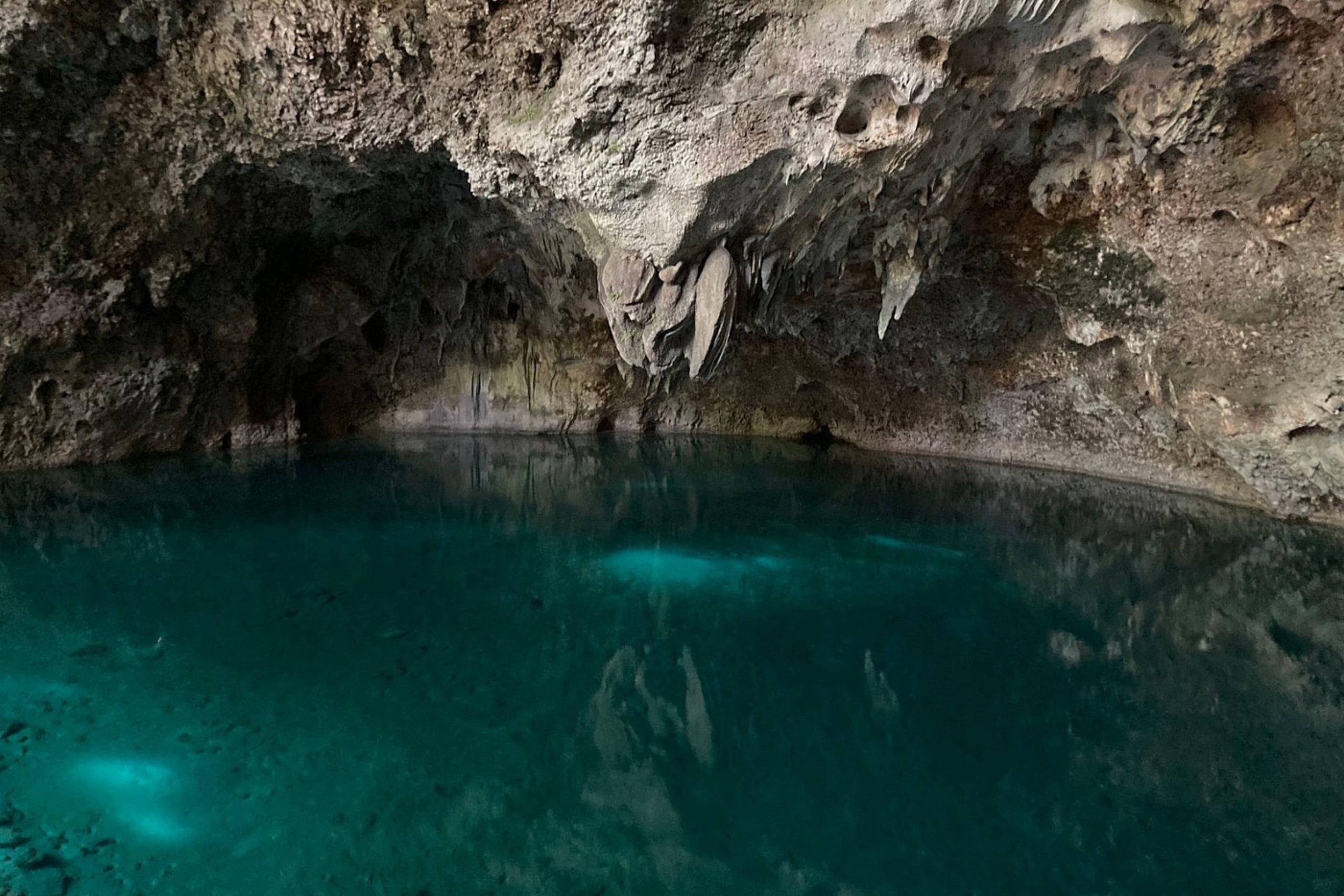 Nager dans une grotte en République Dominicaine
